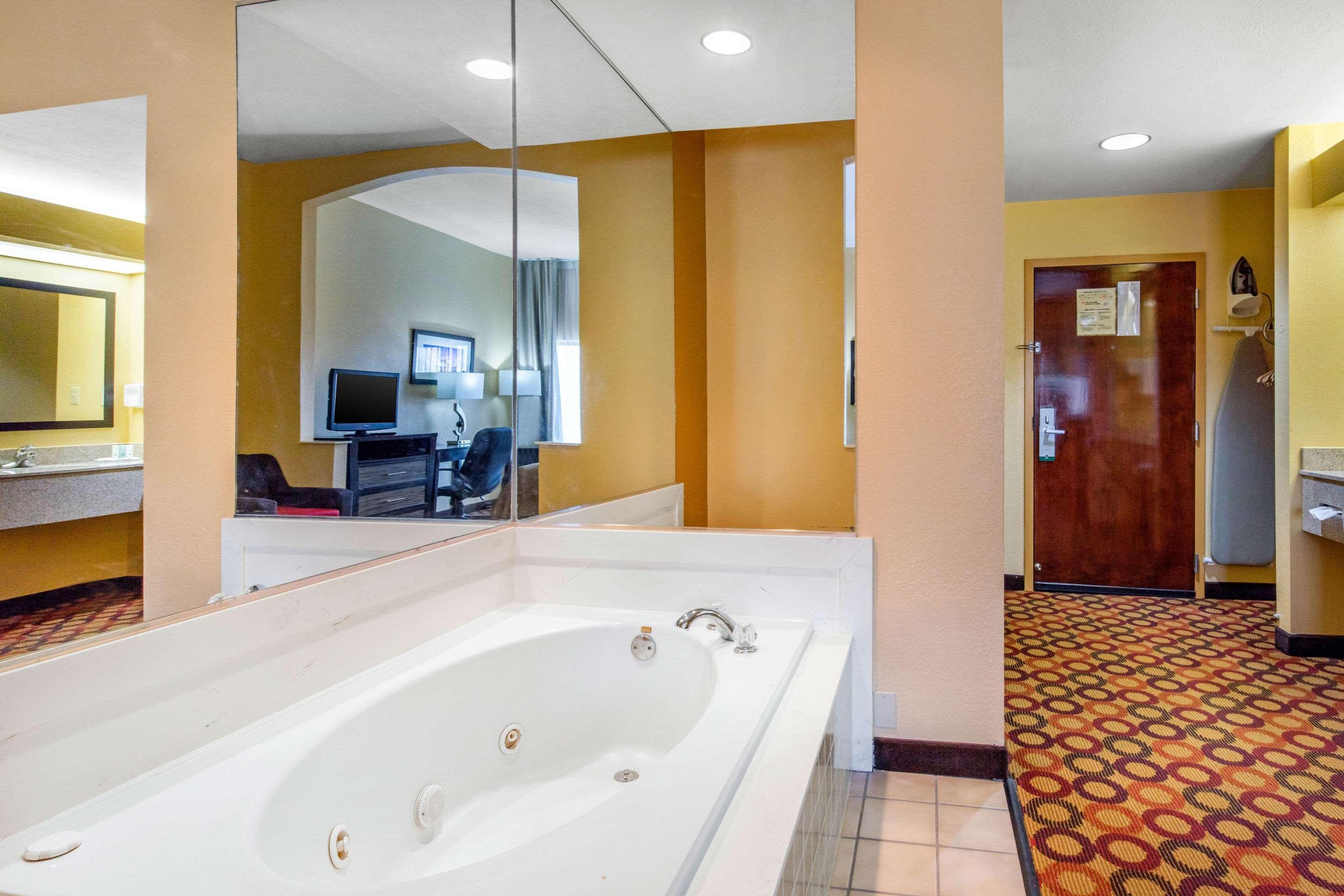 Quality Inn & Suites Montgomery East Carmichael Rd Eksteriør bilde